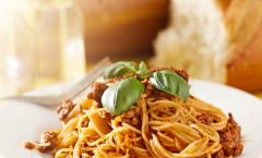 Лучшие рецепты спагетти с фаршем: невозможно пройти мимо